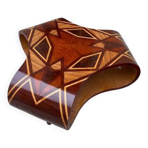 Une table basse Art Déco en bois de hêtre et palissandre, multicolores.