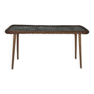 Table basse en bois avec bordure en osier