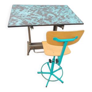 Bureau d'architecte et sa chaise