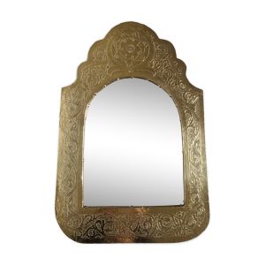 Miroir oriental en bois et laiton martelé en forme d'arche, décor végétaux, 52 cm
