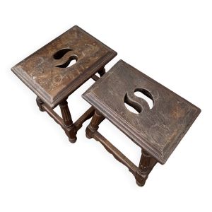 Paire de tabourets anciens en bois massif