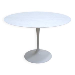 Table tulipe ronde en marbre par E. Saarinen pour les éditions Knoll International