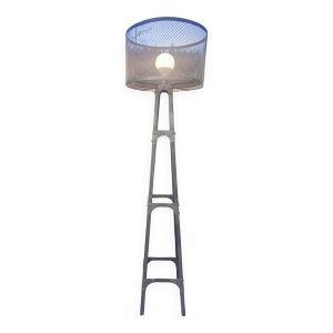 Lampadaire en métal de style industriel