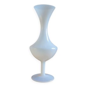 Vase en opaline blanche