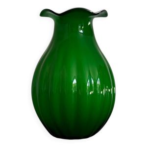 Vase en verre soufflé vert émeraude, col ondulé – style Murano