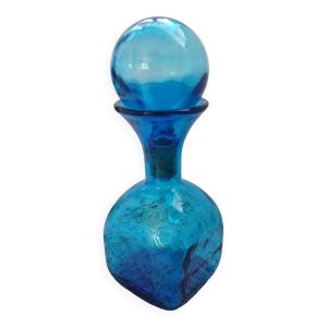 Carafe en verre bosselé bleu