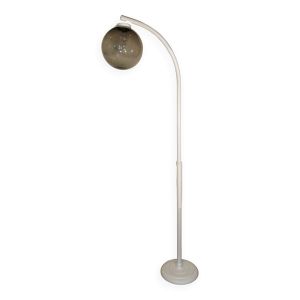Lampadaire réglable en métal avec sa boule fumé vintage modèle boule de chez Roger Pradier 1970