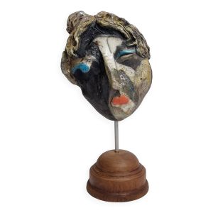 Sculpture expressive, masque en céramique raku et socle en bois, signé