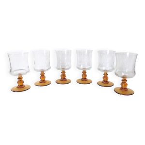 verre à pied , eau ou vin , pied jaune