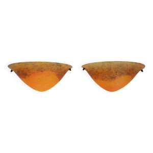 Paire d'appliques murales demi lune en pâte de verre orange bleu. Années 80