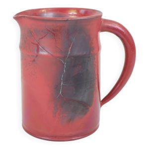 Broc en céramique émaillée rouge avec relief