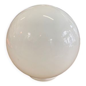 Globe ancien en opaline blanche 20cm