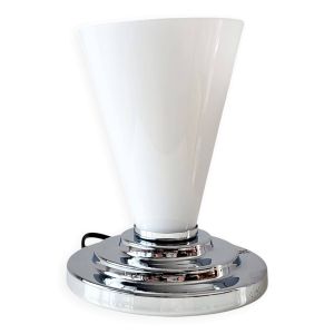 Lampe de table avec abat-jour en verre et pied chromé, probablement Massive