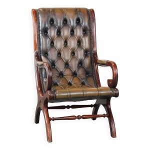 Fauteuil Chesterfield anglais vintage vert avec accents en bois