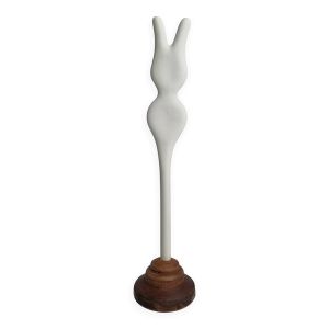 Sculpture d’inspiration biomorphique, sur socle en bois industriel, 35 cm