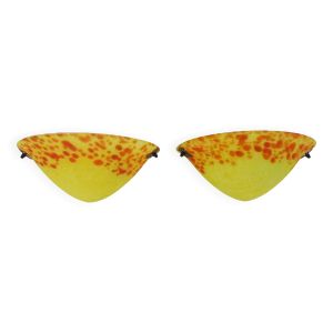 Paire d'appliques murales demi lune en pâte de verre jaune orange. 80