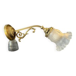 Applique col de cygne en bronze arabesque et tulipe en verre plissé XXe style Louis XVI.