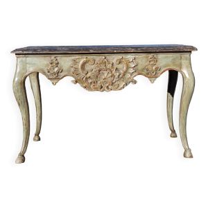 Console en bois laqué gris vert patiné mouluré et sculpté. Piètement cambré sur sabots.