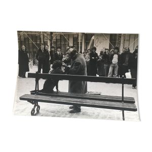 Photo années 80. Art contemporain chien clown Beaubourg