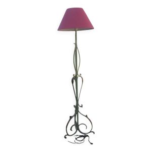 Ancien lampadaire en fer forgé avec son abat jour