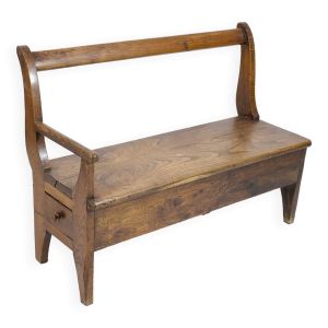 Banc artisanal en bois avec accoudoir et tiroir à droite.