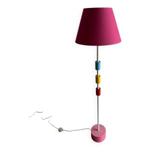 Lampadaire vintage IKEA en métal blanc avec abat-jour en tissu rose et accents colorés