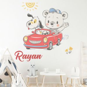 Sticker pr&eacute;nom personnalisable ours voyage en voiture rouge