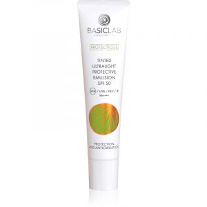 BasicLab Dermocosmetics Protecticus fluide teinté ultra-léger pour peaux grasses et mixtes SPF 50+ 40 ml