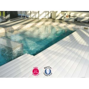 Volet automatique de sécurité immergé Abriblue IMM'BOX lames et caillebotis PVC blanc pour piscine 5x10m avec escalier Ø<3m en équerre