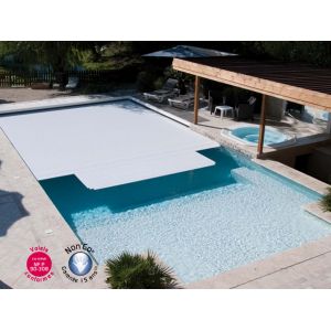 Volet automatique de sécurité immergé Abriblue VEESIO lames et caillebotis PVC blanc pour piscine 6x12m avec escalier Ø<3m en équerre