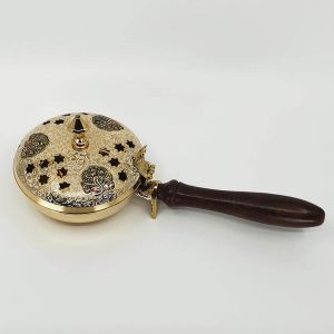 Grand encensoir bronze grav&eacute; manche bois