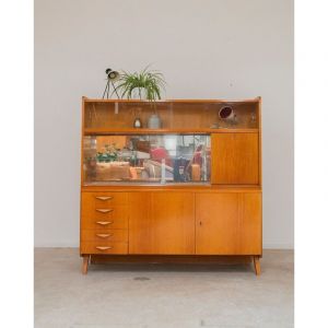 Grand buffet vitr&eacute; en bois clair n&deg;492