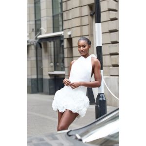 Robe moulante satinée deluxe blanche volantée à col bénitier montant et fleurs, Blanc - Taille 32