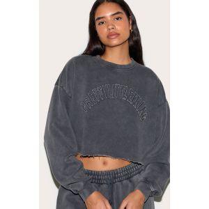PRETTYLITTLETHING Tall Sweat court style universitaire bleu ardoise effiloché, Bleu Ardoise - Taille 36