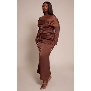 Femme Robe mi-longue &agrave; &eacute;paules d&eacute;nud&eacute;es &agrave; d&eacute;tails fronc&eacute;s en mati&egrave;re satin&eacute;e chocolat Grande Taille | Taille 52 - Taille 52