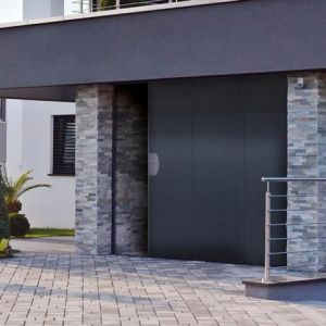 Porte de garage sectionnelle à refoulement latéral en acier isolé sur Mesure avec pose