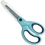 Westcott Softgrip E-21560 00 Ciseaux pour enfant Motif football Imprimé avec protège-lame 13 cm Pointe ronde Bleu Droitier