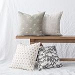 Woven Nook - Lot de 4 Housses de Coussin décoratives Modernes et luxueuses de Style bohème - Qualité Durable et Lavable en Machine - Toile 100% Coton - Motif Floral - Orange, Noir et Marron