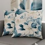 PETTI Artigiani Italiani - Lot de 2 Taies d'Oreillers 45x45 cm 100% Microfibre Hypoallerg&eacute;nique, Housse Oreiller Rectangulaire Motif Floral Bleu Ciel, Paquet de 2, Fabriqu&eacute; en Italie