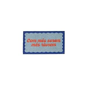 fisura. – Paillasson d'entrée COM més serem en Fibre de Coco avec Base antidérapante en PVC. Tapis Original Bleu et Rouge avec Message en Catalan. Dimensions : 70 cm x 40 cm.
