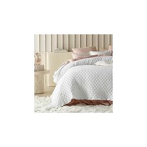 ROOM99 Molly Élégant Dessus de lit 220 x 240 cm Couvre-lit 2 Personnes canape Moderne matelassage jeté de canapé, idéal comme Couvre-lit avec Volant Blanc