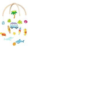 goki 52865 – Van de surfeur mobile en bois, mobile apaisant avec personnages mignons, thème mer et plage dans la chambre de bébé, favorise l'imagination et le développement visuel, 25 cm x 30 cm, dès