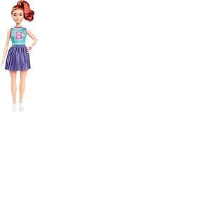 Barbie Fashionistas Poupée Barbie avec cheveux roux, portant un haut de sport avec l’inscription « B » et une jupe plissée violette, avec montre et baskets, HYT90