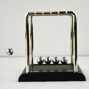 Boule de pendule Newton, boule de piscine, équilibre, boule de pendule carrée classique, fond noir,