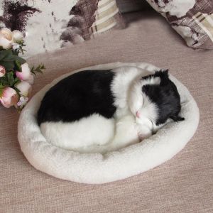 R&eacute;aliste noir et blanc chat chien respiration dormir jouets en peluche poup&eacute;e compagnon &eacute;lectronique