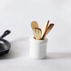 Ensemble de mini couteaux et fourcommuniste en bois, fouet en métal, pot, maison de courses,