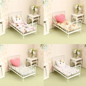 1 ensemble 1:12 maison de poupée fer lit européen Mini berceau avec matelas coussin ornements