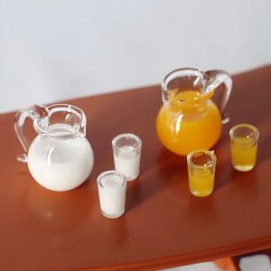 Carafe &agrave; boisson l'inventaire, mod&egrave;le de simulation, tasse &agrave; caf&eacute;, lait, citron, eau, jus d'orange,