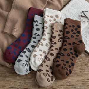 Chaussettes imprim&eacute;es l&eacute;opard tachet&eacute;es pour femmes, tube &eacute;ponge en coton, chaussettes chaudes
