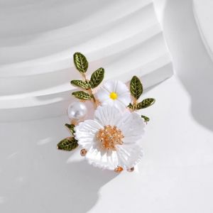 Broche marguerite blanche en métal émaillé pour femmes, insigne de fleur de plante de perle à la